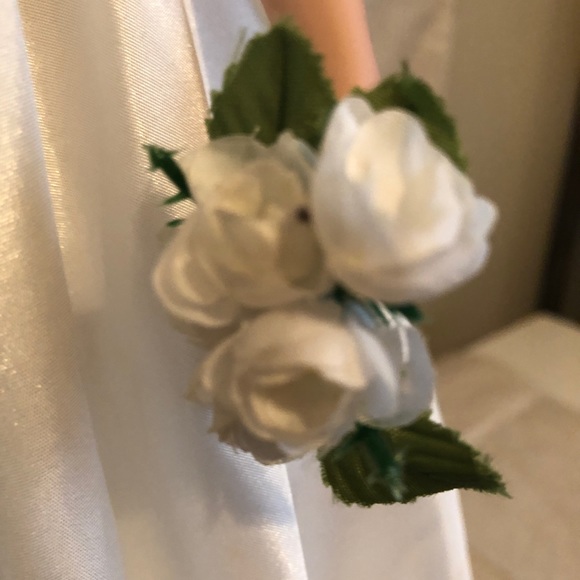 “Camellia” A porcelain bride doll from Ashton-Drake Galleries, by Bill Hanson. - Picture 7 of 8